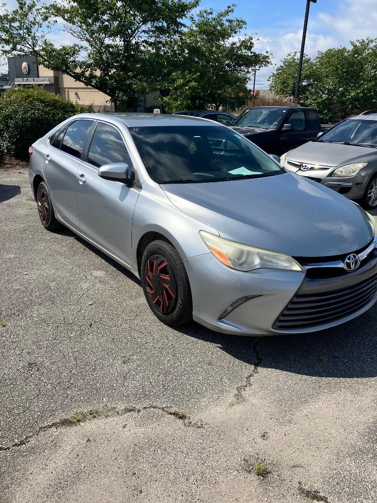 2015 Toyota Camry LE's photo